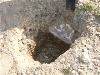 Betonblok i vejen for stolpem