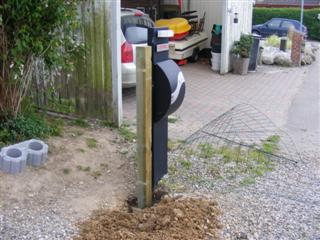 Stolpen ved side af postkassen